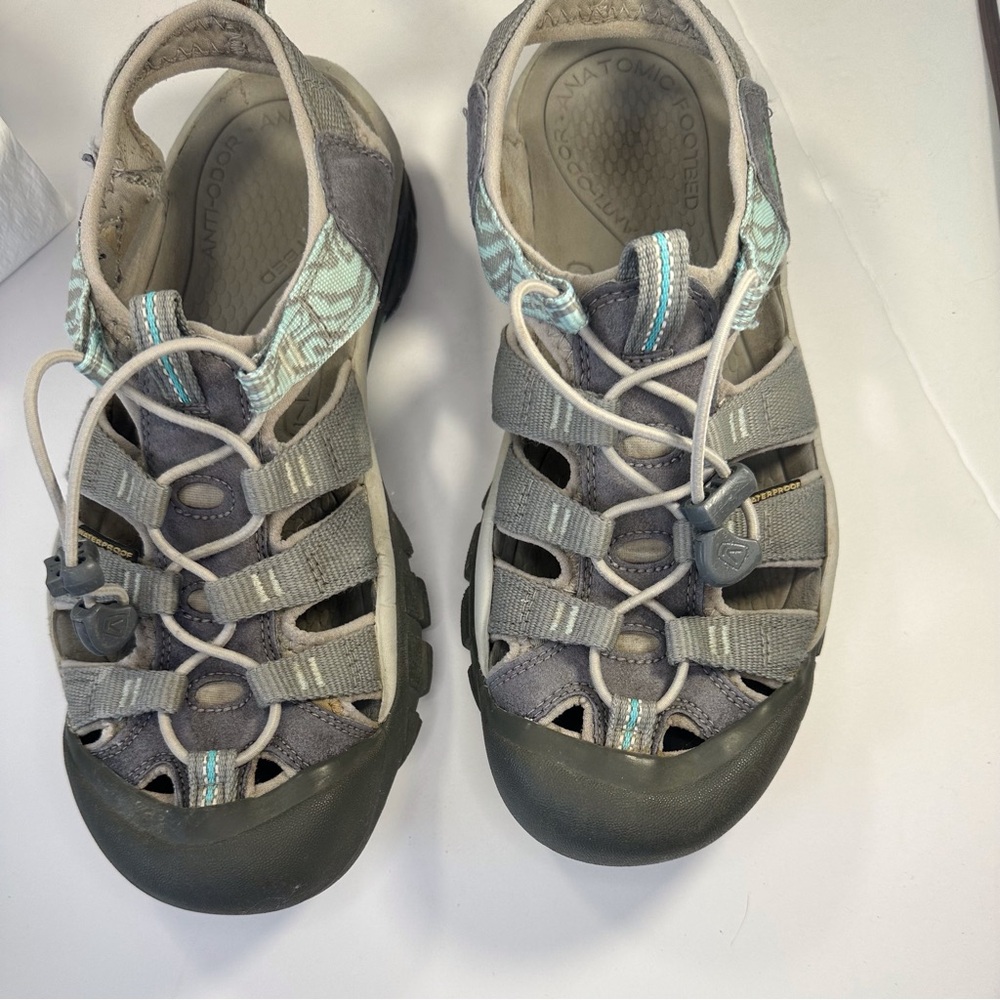Keen unisex shoe water, hiking, sandal shoe women’s size 10  men size 9